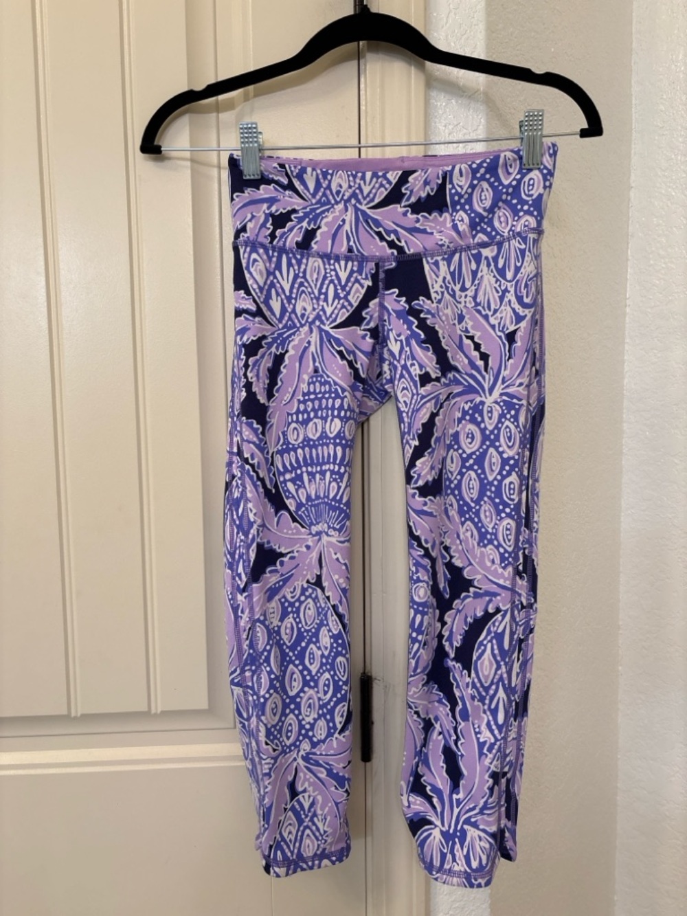Lilly Pulitzer Luxletic Weekender Cropped Leggings in Beckon Blue Coco Safari
XS